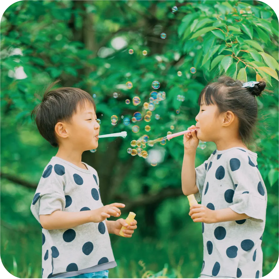 子どもがシャボン玉で遊んでいる