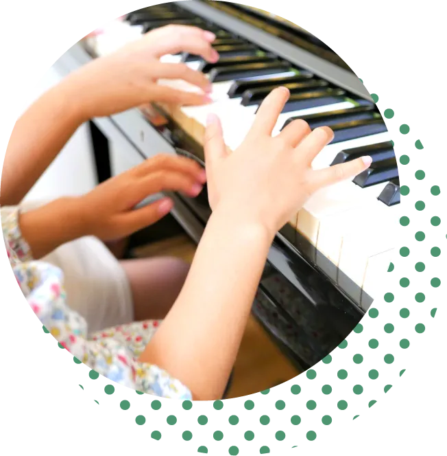 ボールで遊んでいるこども